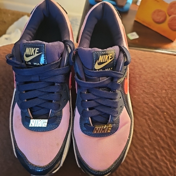 Nike Air Max 90 Women's Sneakers. Featuring a solid pattern with Cuban Link Obsi - Picture 6 of 8